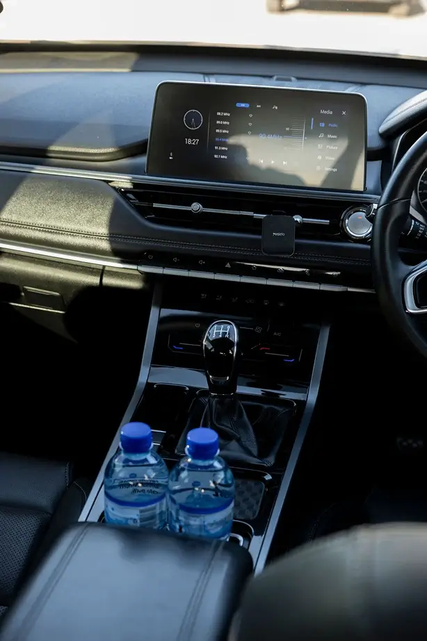 wolf shuttles Jetour snacks and drinks